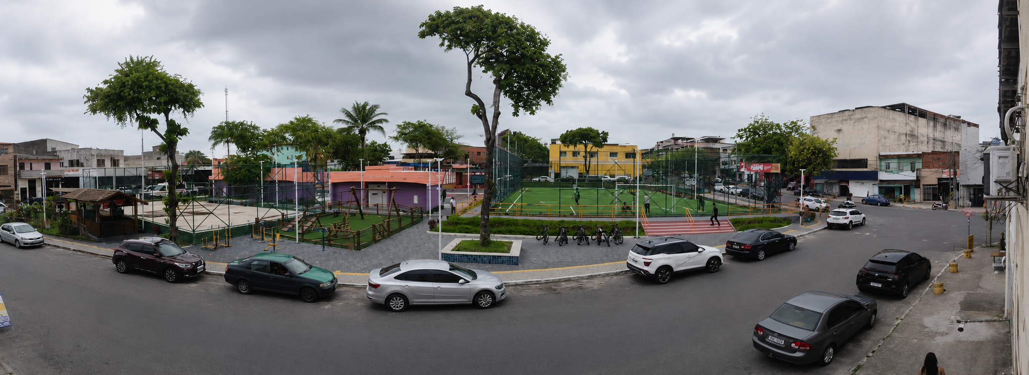 Vista panorâmica da frente da pousada e da praça em frente